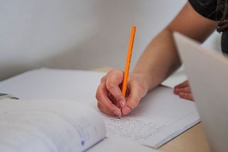 Školy se vrací k metodě papír - tužka, umělá inteligence svádí žáky k podvodům - Seznam Zprávy